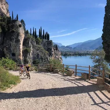 family outdoor active lago di garda actieve vakantie gardameer trentino zuid tirol italie e mountainbiken