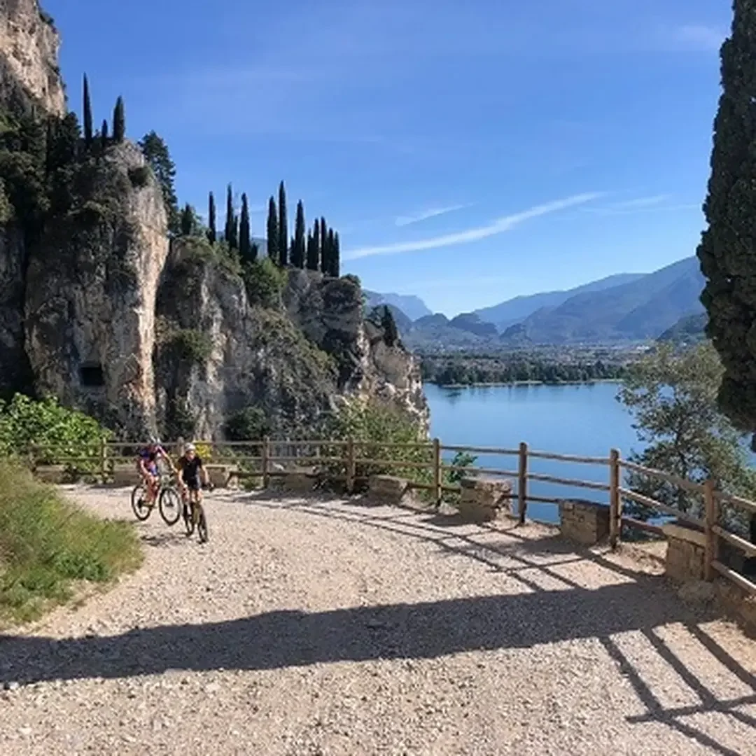 family outdoor active lago di garda actieve vakantie gardameer trentino zuid tirol italie e mountainbiken