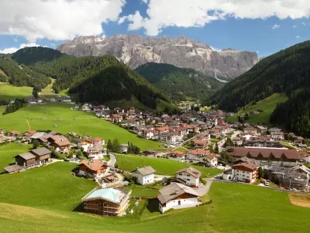 day 1   huttentocht puez odle nature_park dolomieten italiaanse alpen italie berghut selva val gardena wolkenstein sella_adobestock_117923352