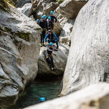 canyoning outdoor oetztal alpen springen water klimmen glijden3