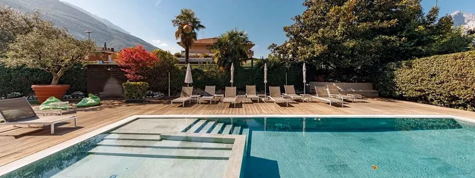 family outdoor active lago di garda actieve vakantie gardameer trentino zuid tirol italie bike hotel caravel zwembad