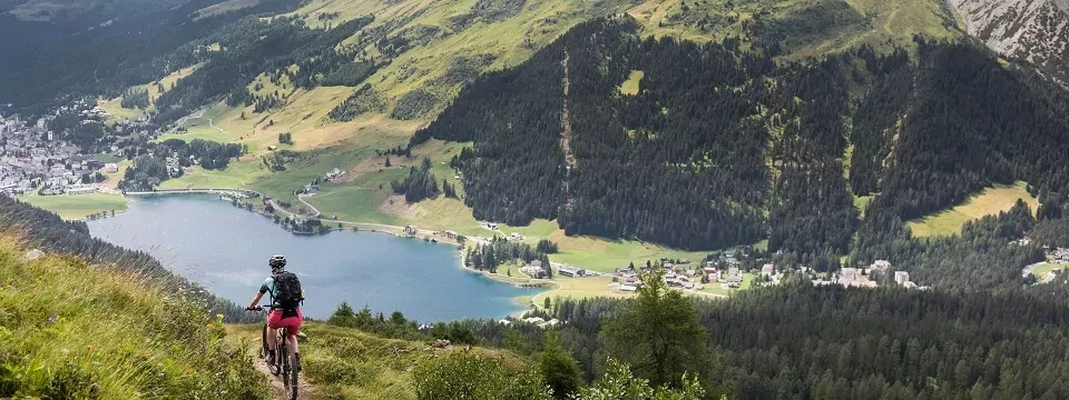 rondreis zwitserland back to nature graubunden davos lake 1